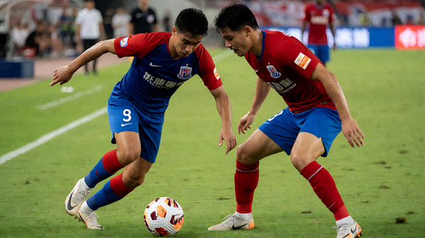 足球联赛比赛现场，双方球员在中场争夺球权