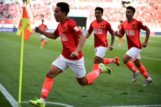 球员在进球后跑向角旗区庆祝，队友随后跟上