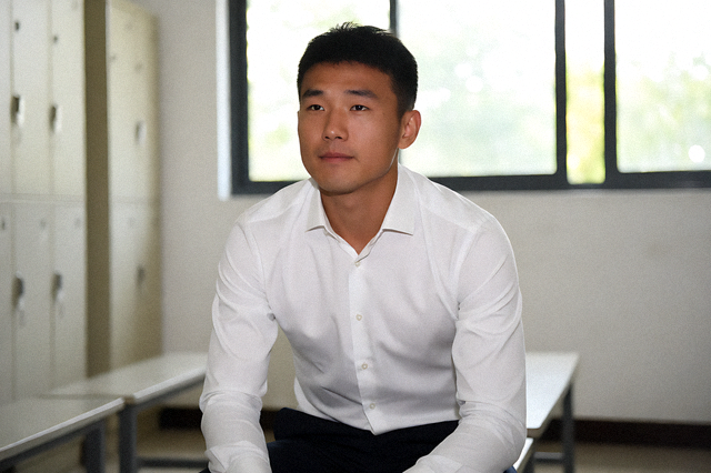 足球转会窗口期间球员抵达训练基地的新闻画面